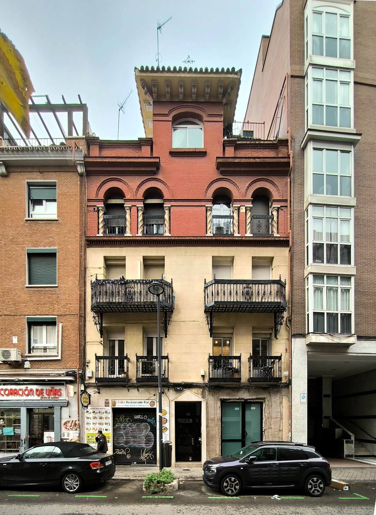 Fachada de un edificio de viviendas de ladrillo en Madrid