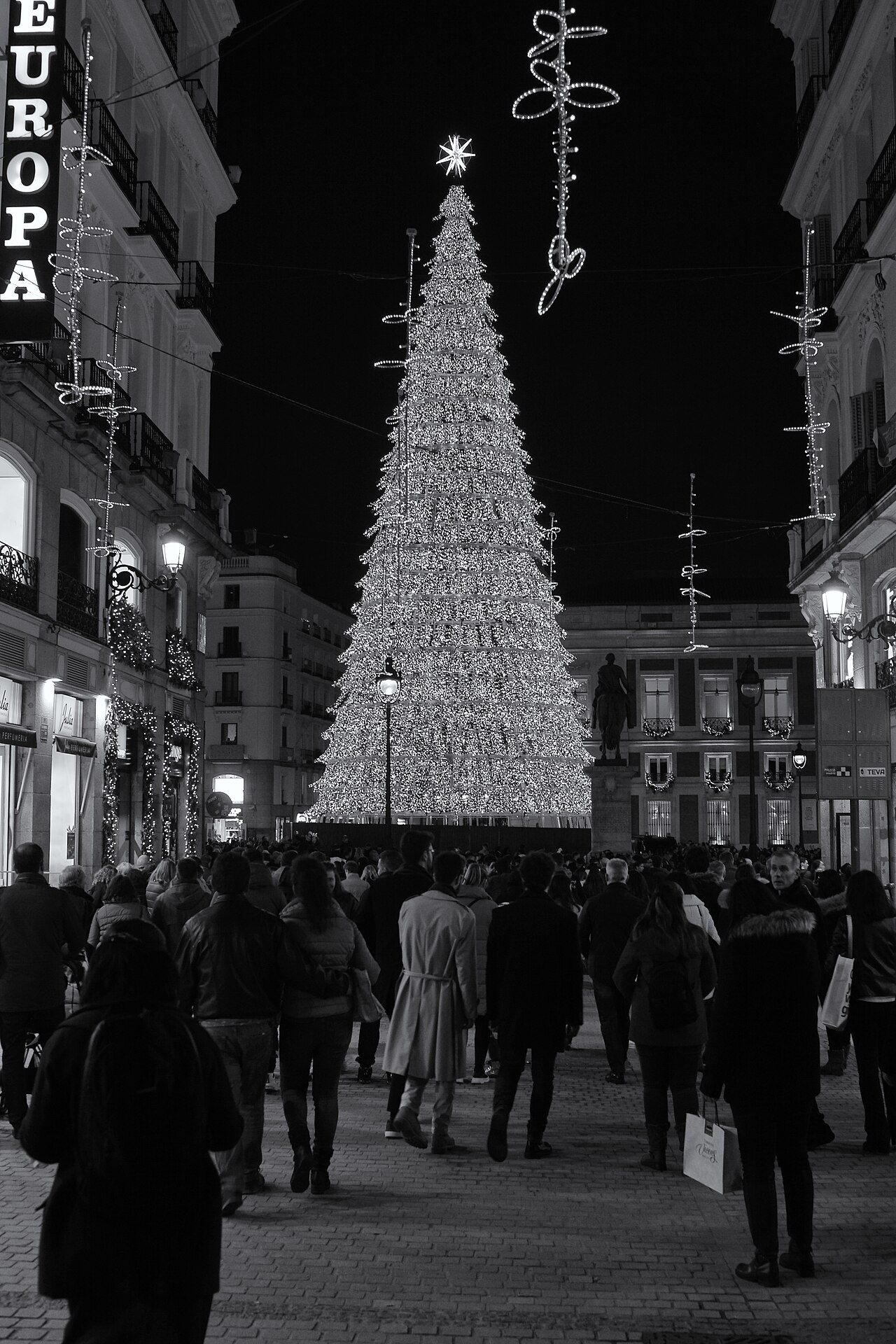 La Puerta del Sol de Madrid de noche, iluminada