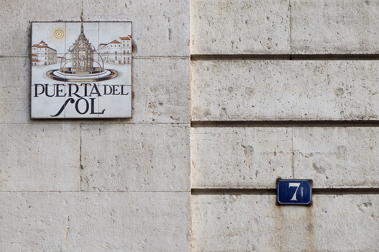 Vista de la Puerta del Sol de Madrid con sus edificios y el reloj de la Casa de Correos